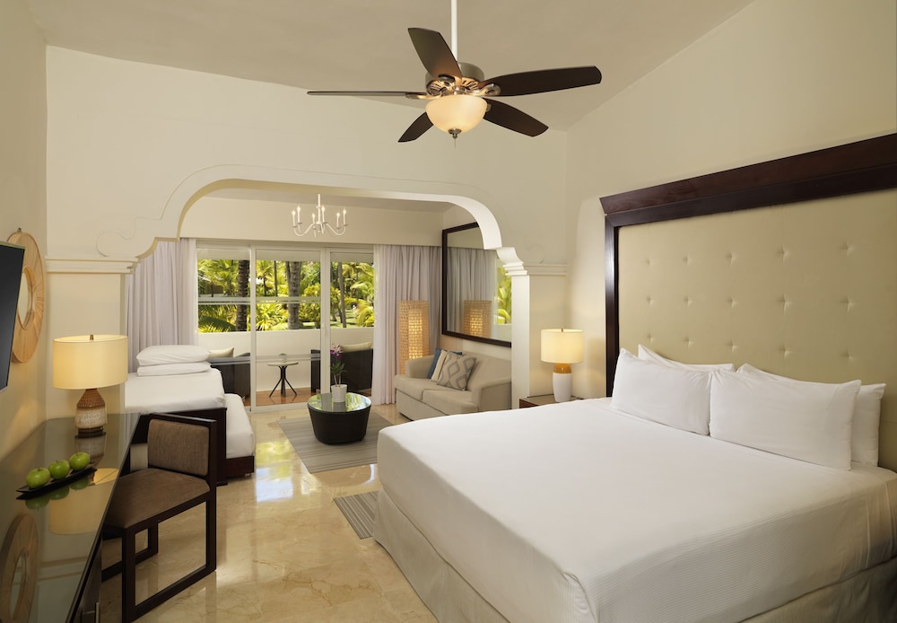 Family Room Tropical Palms Vista jardín del hotel Meliá Caribe Beach Resort
