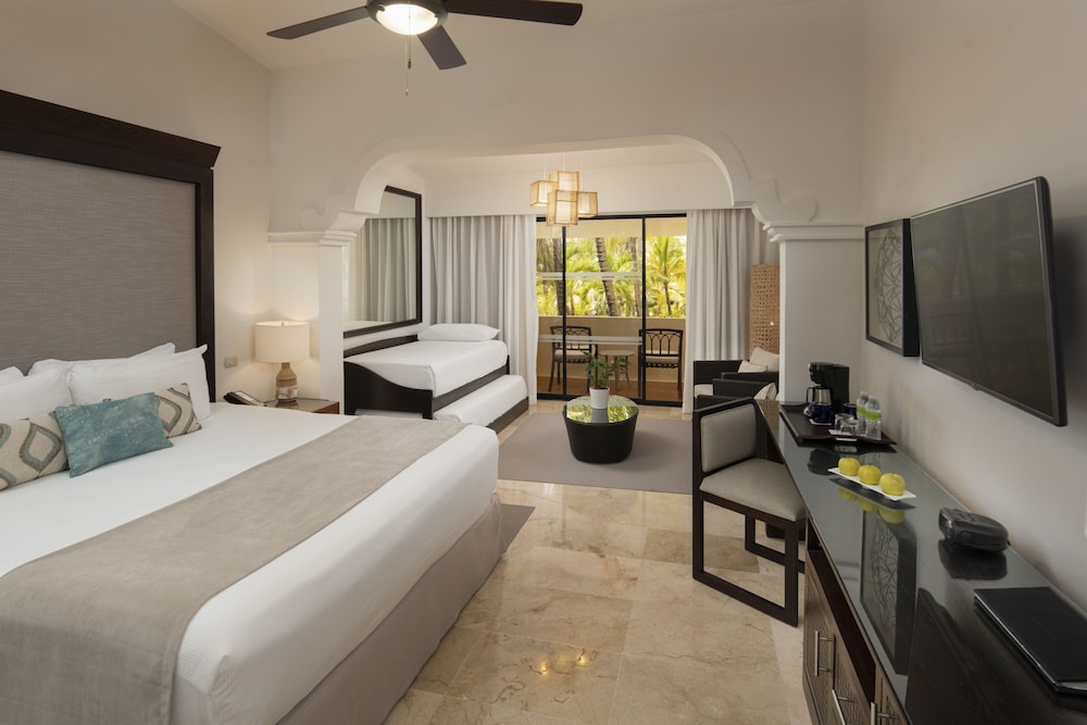 Family Room Tropical Palms Vista jardín del hotel Meliá Caribe Beach Resort. Foto 1
