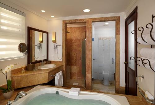 Suite The Level con vistas al jardín del hotel Meliá Caribe Beach Resort