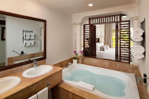 Suite The Level con vistas al jardín del hotel Meliá Caribe Beach Resort. Foto 1