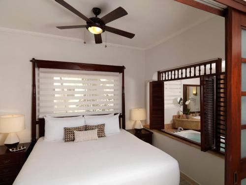 Suite The Level con vistas al jardín del hotel Meliá Caribe Beach Resort. Foto 3