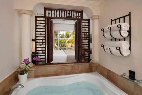 Suite Master The Level con vistas al jardín del hotel Meliá Caribe Beach Resort. Foto 2