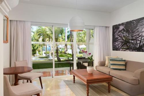 Suite Junior The Level con vistas al jardín del hotel Meliá Caribe Beach Resort. Foto 3