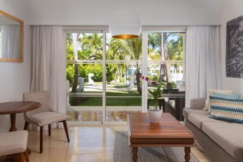 Suite Junior The Level con vistas al jardín del hotel Meliá Caribe Beach Resort. Foto 15