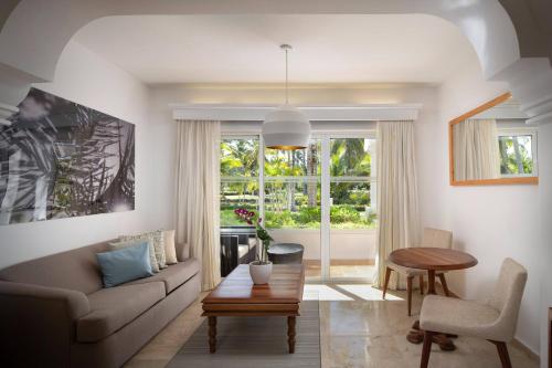 Suite Junior The Level con vistas al jardín del hotel Meliá Caribe Beach Resort. Foto 16
