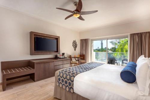 Habitación de lujo del hotel Royalton Splash Punta Cana, An Autograph Collection All-inclusive Resort and Casino. Foto 2