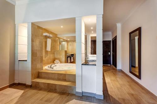 Suite Presidencial Diamond Club de lujo con 1 dormitorio y jacuzzi del hotel Royalton Splash Punta Cana, An Autograph Collection All-inclusive Resort and Casino