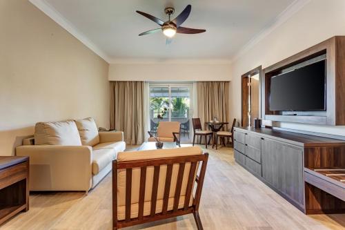 Suite Presidencial Diamond Club de lujo con 1 dormitorio y jacuzzi del hotel Royalton Splash Punta Cana, An Autograph Collection All-inclusive Resort and Casino. Foto 3