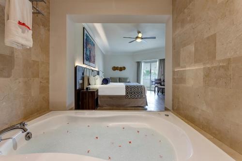Suite Junior Diamond Club de lujo con bañera de hidromasaje del hotel Royalton Splash Punta Cana, An Autograph Collection All-inclusive Resort and Casino