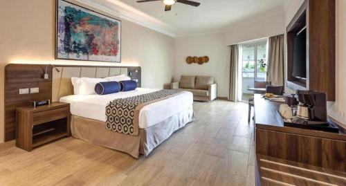 Suite Junior Diamond Club de lujo con bañera de hidromasaje del hotel Royalton Splash Punta Cana, An Autograph Collection All-inclusive Resort and Casino. Foto 1