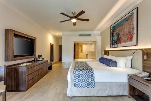 Suite Junior Diamond Club de lujo con bañera de hidromasaje del hotel Royalton Splash Punta Cana, An Autograph Collection All-inclusive Resort and Casino. Foto 2