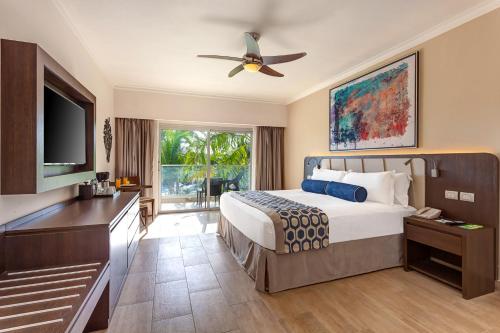 Suite Junior Diamond Club de lujo con bañera de hidromasaje del hotel Royalton Splash Punta Cana, An Autograph Collection All-inclusive Resort and Casino. Foto 5