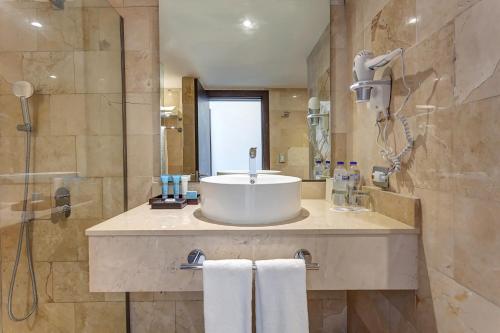 Suite Junior Diamond Club de lujo con bañera de hidromasaje del hotel Royalton Splash Punta Cana, An Autograph Collection All-inclusive Resort and Casino. Foto 6