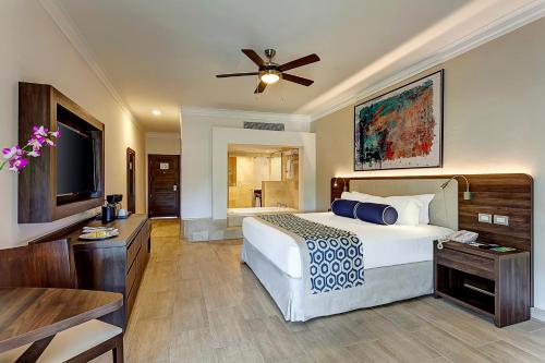 Suite Junior Diamond Club de lujo con bañera de hidromasaje del hotel Royalton Splash Punta Cana, An Autograph Collection All-inclusive Resort and Casino. Foto 7