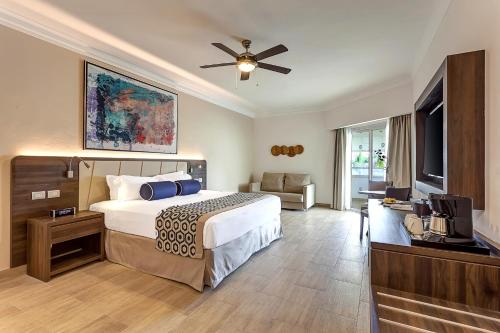 Suite Junior Diamond Club de lujo con bañera de hidromasaje del hotel Royalton Splash Punta Cana, An Autograph Collection All-inclusive Resort and Casino. Foto 8
