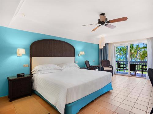 Habitación Superior con acceso directo a la piscina - Planta premium del hotel Barceló Bávaro Beach - Adults Only - All Inclusive. Foto 3