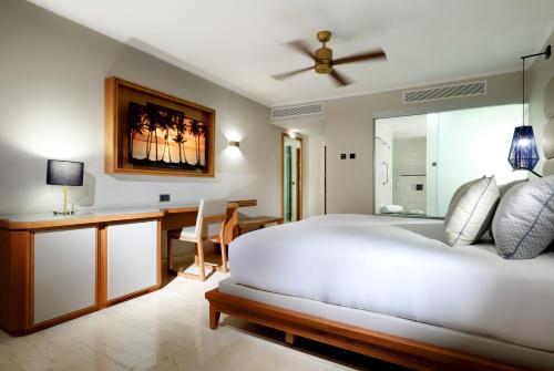 Deluxe junto a la piscina del hotel Grand Palladium Punta Cana Resort & Spa. Foto 1