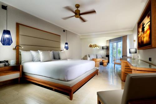 Suite Junior junto a la piscina del hotel Grand Palladium Punta Cana Resort & Spa. Foto 1