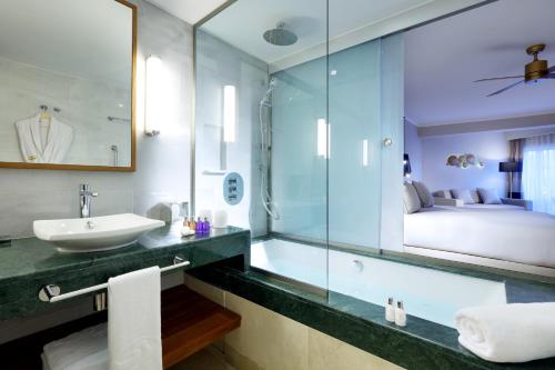 Suite Junior junto a la piscina del hotel Grand Palladium Punta Cana Resort & Spa. Foto 3