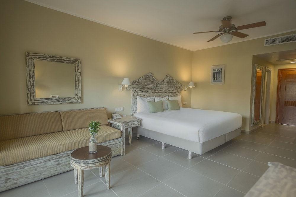 Prémium cerca de la piscina del hotel Iberostar Waves Dominicana - All Inclusive