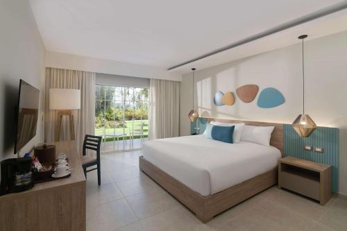 Habitación Estándar con vistas al jardín - Cama extragrande del hotel Wyndham Alltra Samana All-inclusive Resort. Foto 4