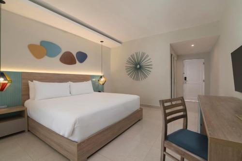 Habitación Estándar con vistas al jardín - Cama extragrande del hotel Wyndham Alltra Samana All-inclusive Resort. Foto 6