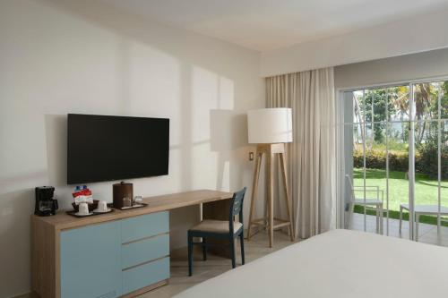 Habitación Estándar con 2 camas dobles y vistas al jardín del hotel Wyndham Alltra Samana All-inclusive Resort. Foto 2