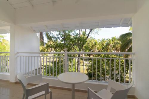 Habitación Premium con 2 camas dobles y vistas al jardín del hotel Wyndham Alltra Samana All-inclusive Resort. Foto 4