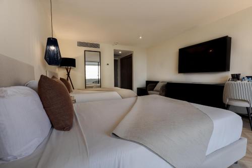 Habitación Executive Deluxe con balcón y vistas a la ciudad del hotel Dominican Fiesta Hotel, Trademark By Wyndham. Foto 1