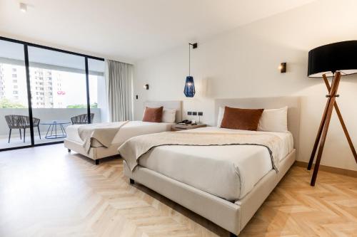 Habitación Executive Deluxe con balcón y vistas a la ciudad del hotel Dominican Fiesta Hotel, Trademark By Wyndham. Foto 3