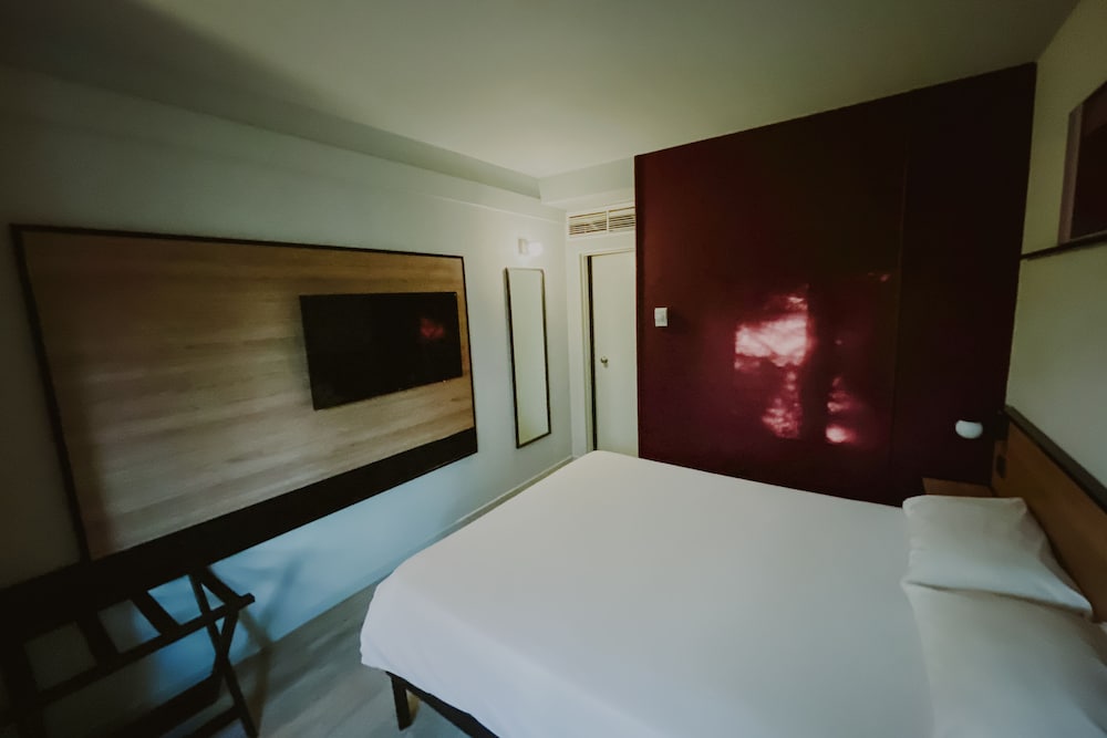 Habitacion Standard con 1 cama doble del hotel Ibis Mendoza. Foto 9