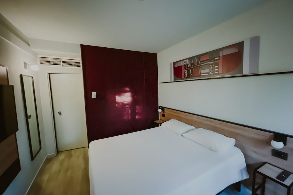 Habitacion Standard con 1 cama doble del hotel Ibis Mendoza. Foto 11