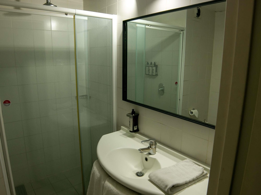 Habitacion Standard con 1 cama doble del hotel Ibis Mendoza. Foto 14