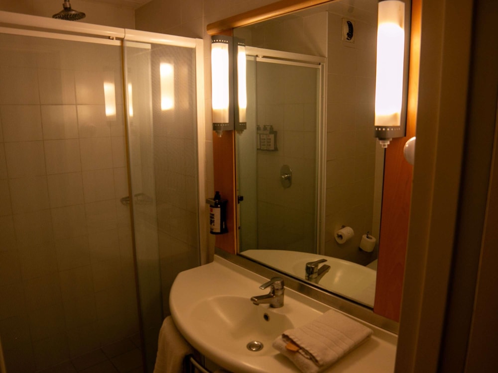 Habitacion Standard con 1 cama doble del hotel Ibis Mendoza. Foto 16