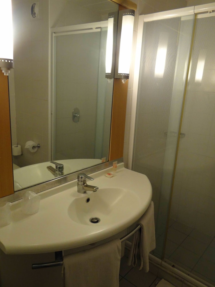 Habitacion Standard con 1 cama doble del hotel Ibis Mendoza. Foto 17