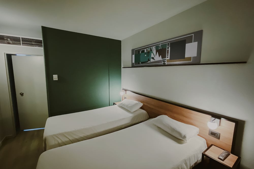Habitación Standard con 2 camas individuales del hotel Ibis Mendoza. Foto 2
