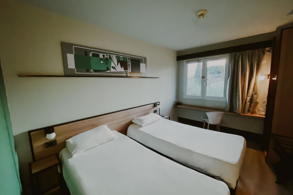 Habitación Standard con 2 camas individuales del hotel Ibis Mendoza. Foto 3