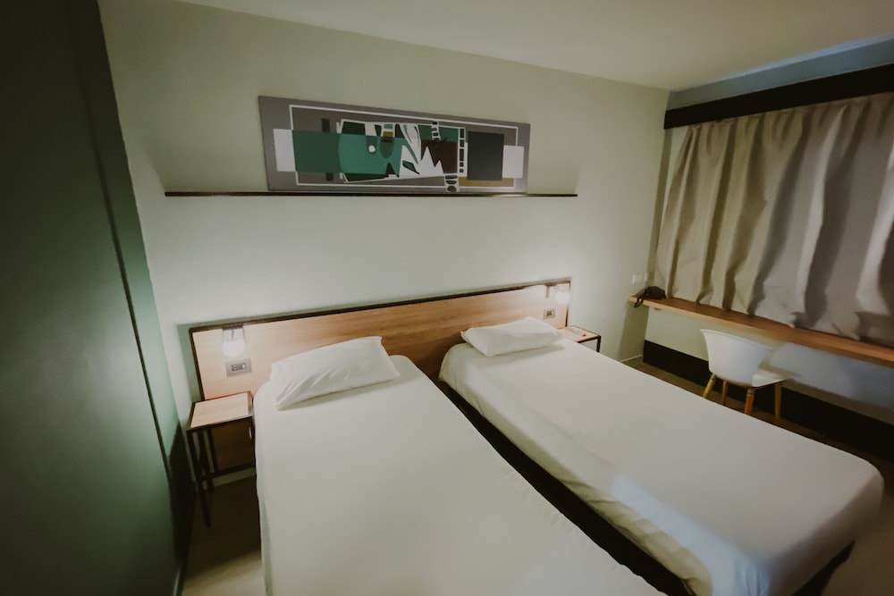 Habitación Standard con 2 camas individuales del hotel Ibis Mendoza. Foto 4