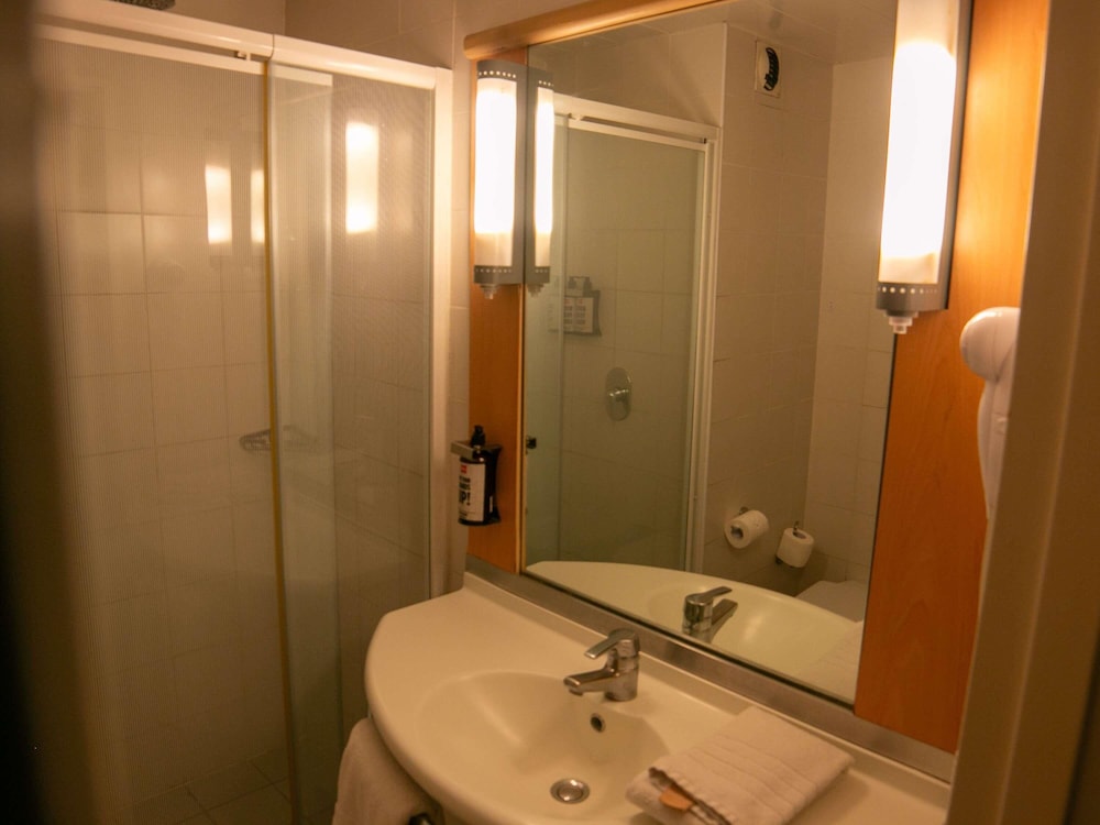 Habitación Standard con 2 camas individuales del hotel Ibis Mendoza. Foto 8