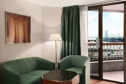 Habitación esquinera con vistas a la ciudad - Cama extragrande del hotel Ramses Hilton