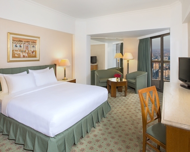 Habitación Esquinera Executive con vistas a la ciudad - Cama extragrande del hotel Ramses Hilton