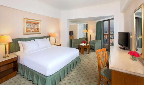 Habitación con cama extragrande y vistas al Nilo del hotel Ramses Hilton. Foto 2