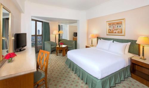 Habitación con cama extragrande y vistas al Nilo del hotel Ramses Hilton. Foto 3