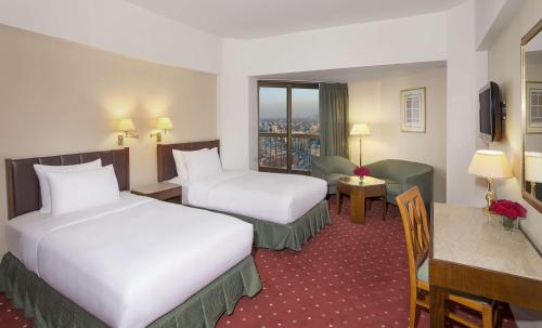 Habitación Doble Executive con vistas a la ciudad - 2 camas del hotel Ramses Hilton. Foto 11