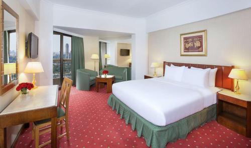 Habitación Esquinera con cama extragrande y vistas al Nilo del hotel Ramses Hilton. Foto 6