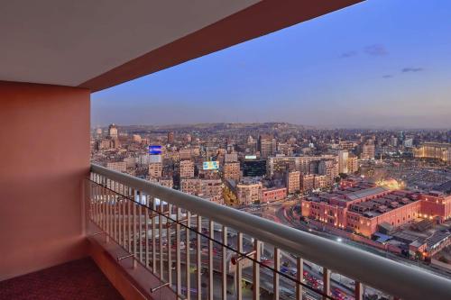 Habitación Esquinera Executive con vistas a la ciudad - Cama extragrande del hotel Ramses Hilton. Foto 3