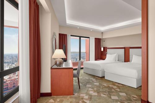 Habitación doble con salón Vista ciudad 2 Camas individuales del hotel Ramses Hilton. Foto 3