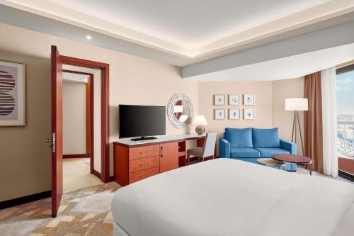 Habitación Familiar Comunicada con cama extragrande y vistas a la ciudad del hotel Ramses Hilton. Foto 1