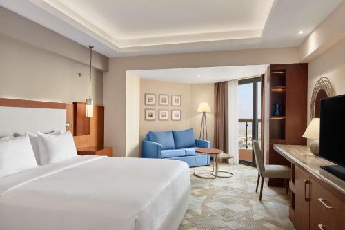 Habitación Familiar Comunicada con cama extragrande y vistas a la ciudad del hotel Ramses Hilton. Foto 3
