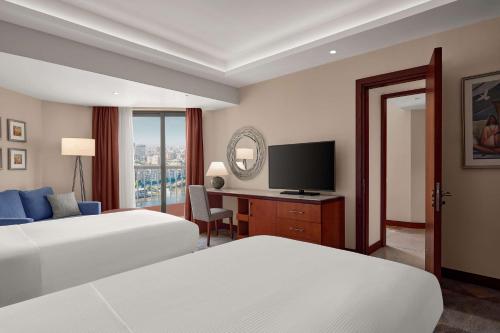 Habitación familiar comunicada con vistas al río del hotel Ramses Hilton. Foto 3